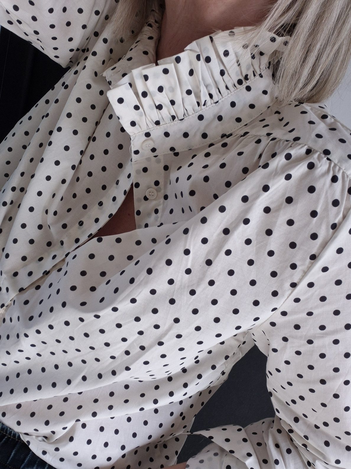 Chemise « Luna Pois » – Pois Écru & Noir, Col Victorien – Image 2