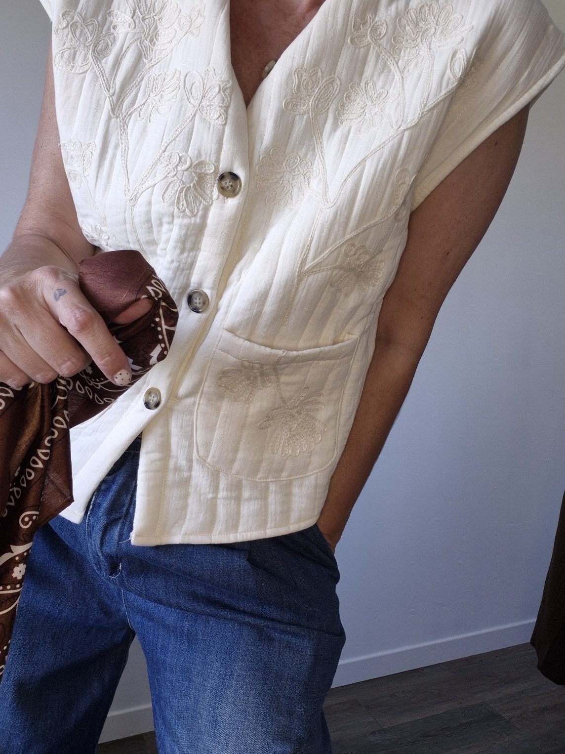 Veste Zoé sans manches écrue – détails brodés floraux – Image 5