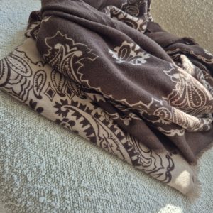 Écharpe “Mina” – Bandana Imprimé – Acrylique – Beige ou Marron (RUPTURE DE STOCK)