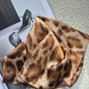 Carré Imprimé “Léonie” – Polyester – Motif Léopard ou Fleurs rétro