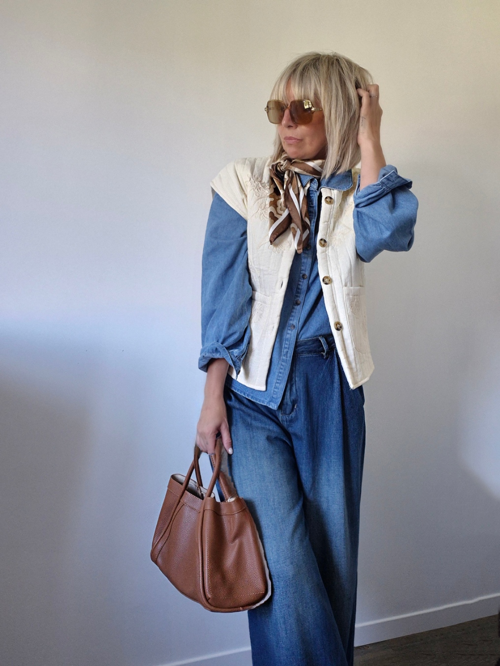 Veste Zoé sans manches écrue – détails brodés floraux – Image 3