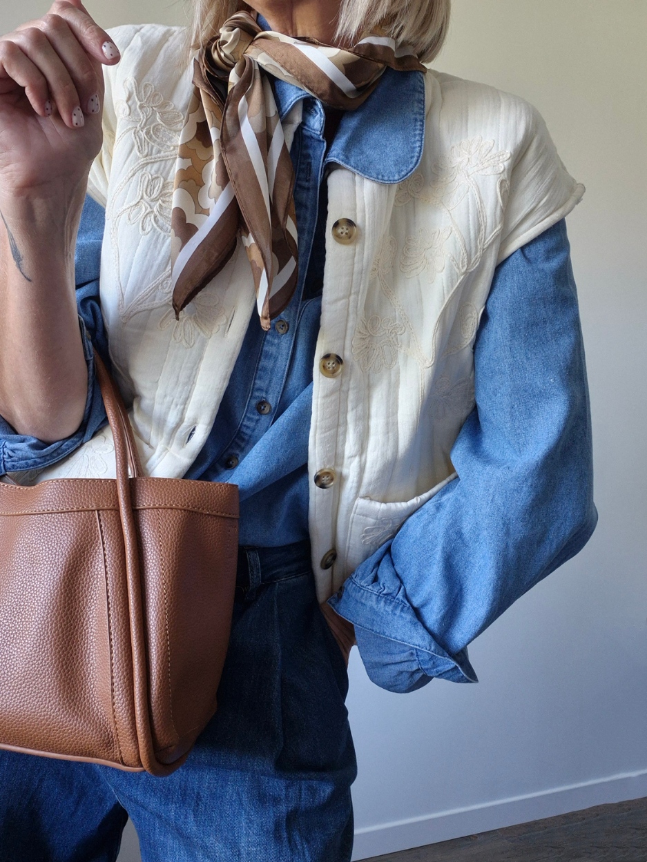 Veste Zoé sans manches écrue – détails brodés floraux – Image 2