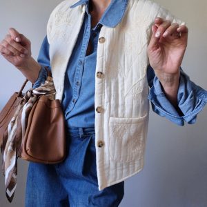 Veste Zoé sans manches écrue – détails brodés floraux