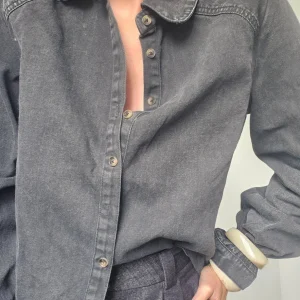 Chemise jean noir « Azurine » , Col Arrondi, Manches Ballon