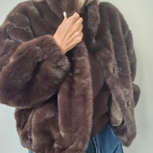 Manteau court en fourrure marron « Sofia » –  PREMIUM