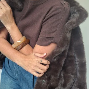 Pull manches courtes « Éléa » – détail boutons épaules, marron