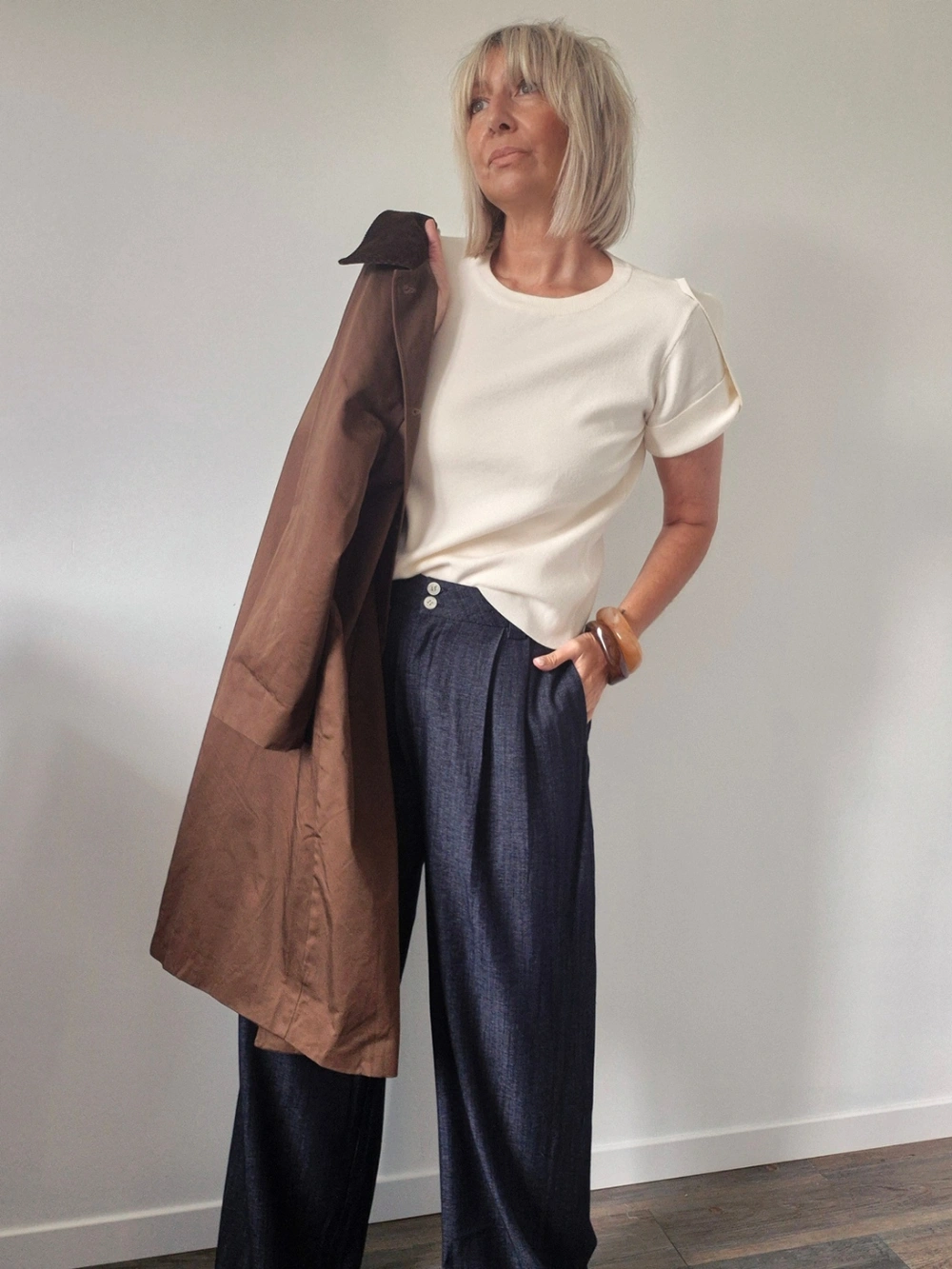Pull manches courtes « Éléa » – détail boutons épaules crème – Image 2