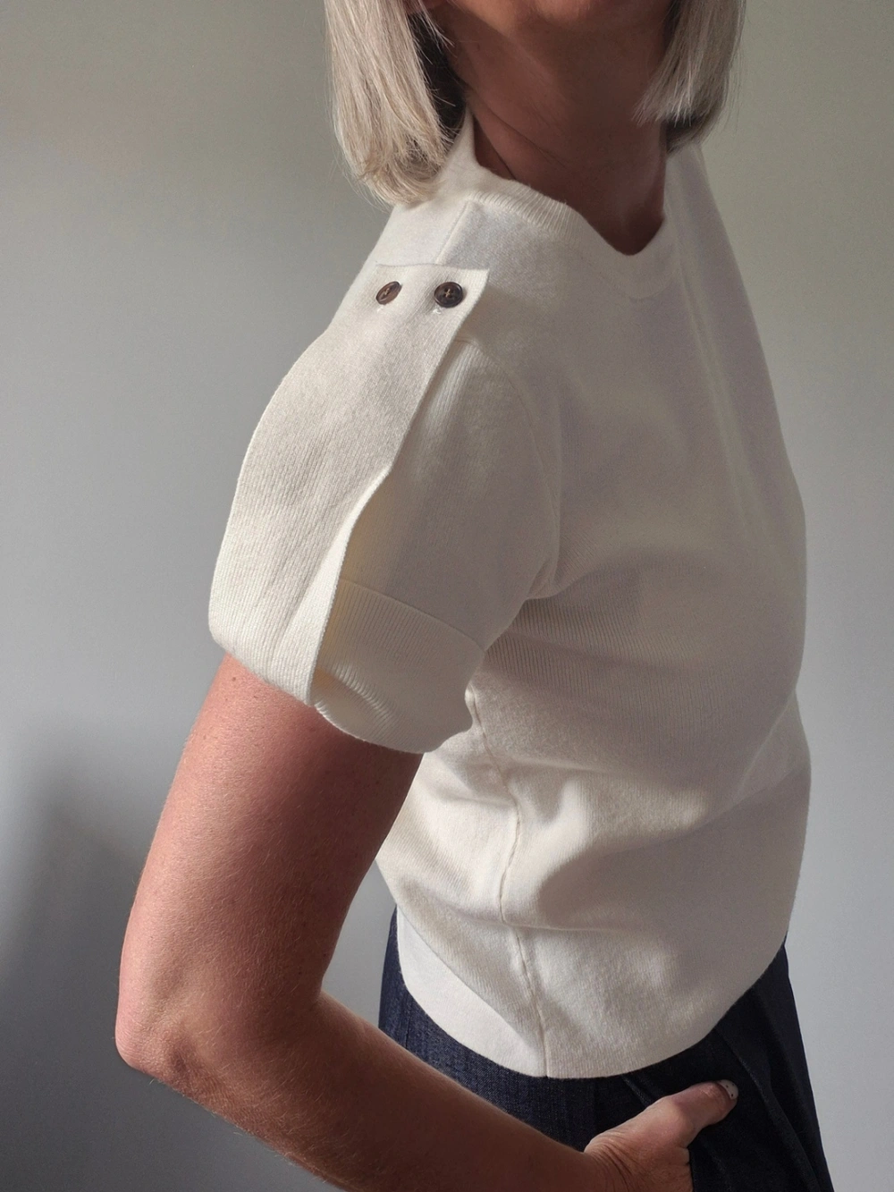Pull manches courtes « Éléa » – détail boutons épaules crème – Image 4
