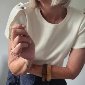 Pull manches courtes « Éléa » – détail boutons épaules crème