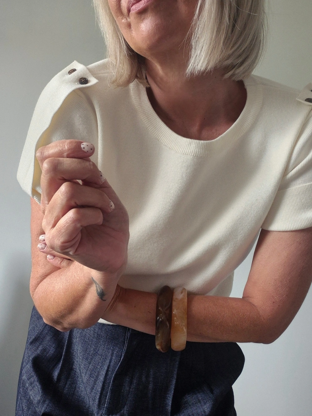 Pull manches courtes « Éléa » – détail boutons épaules crème