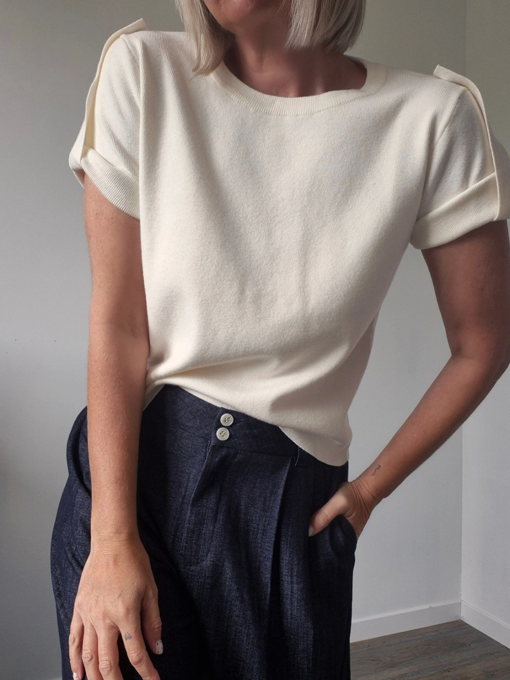 Pull manches courtes « Éléa » – détail boutons épaules crème – Image 5