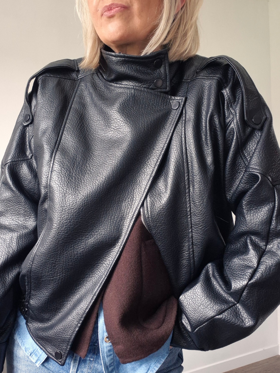 Veste Flora oversize en simili cuir noire – Esprit chic et décontracté – Image 3