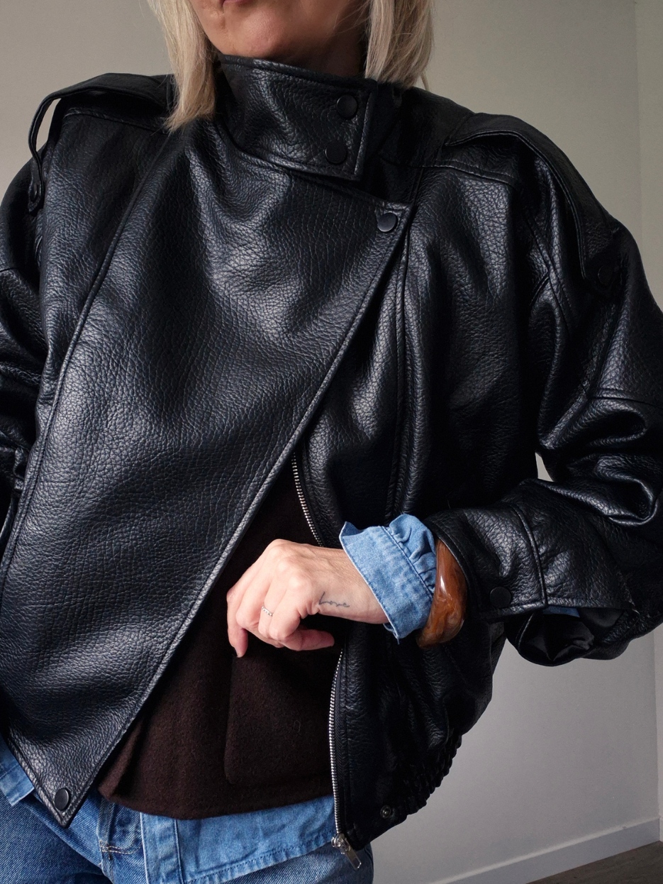 Veste Flora oversize en simili cuir noire – Esprit chic et décontracté – Image 2
