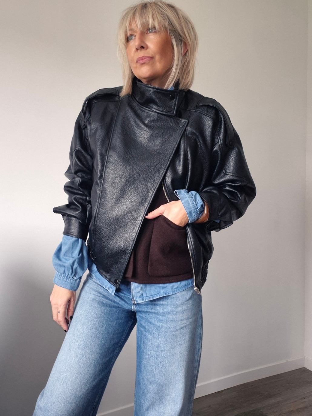 Veste Flora oversize en simili cuir noire – Esprit chic et décontracté – Image 4