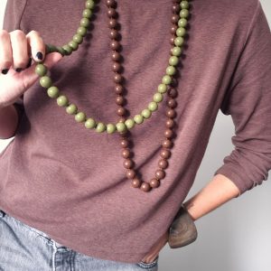 Collier “Gaïa” – Perles rondes, coloris olive ou chocolat