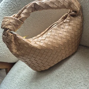 Sac Nola – Tressé camel effet cuir