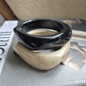 Bracelet Nola – Jonc résine noir ou beige marbré