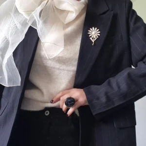 Blazer "Gisèle" – Noir à fines rayures, revers satin