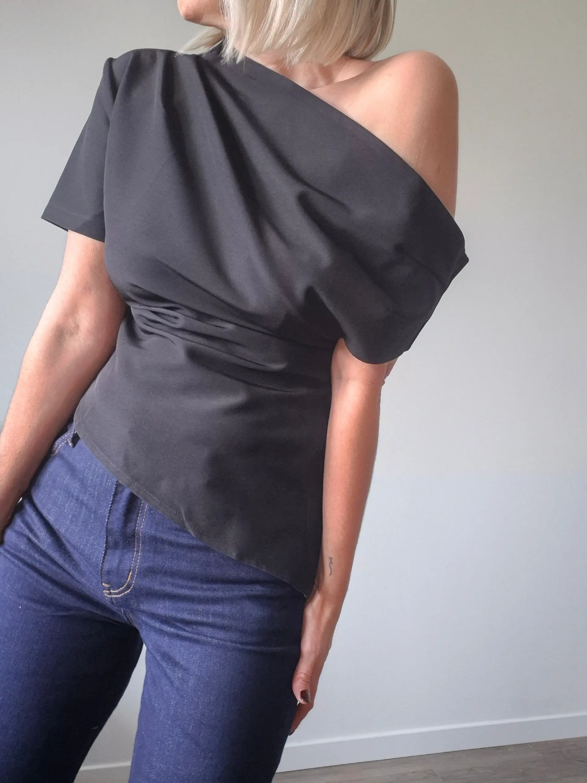 Top "Arlette" – Asymétrique noir, coupe élégante – Image 3
