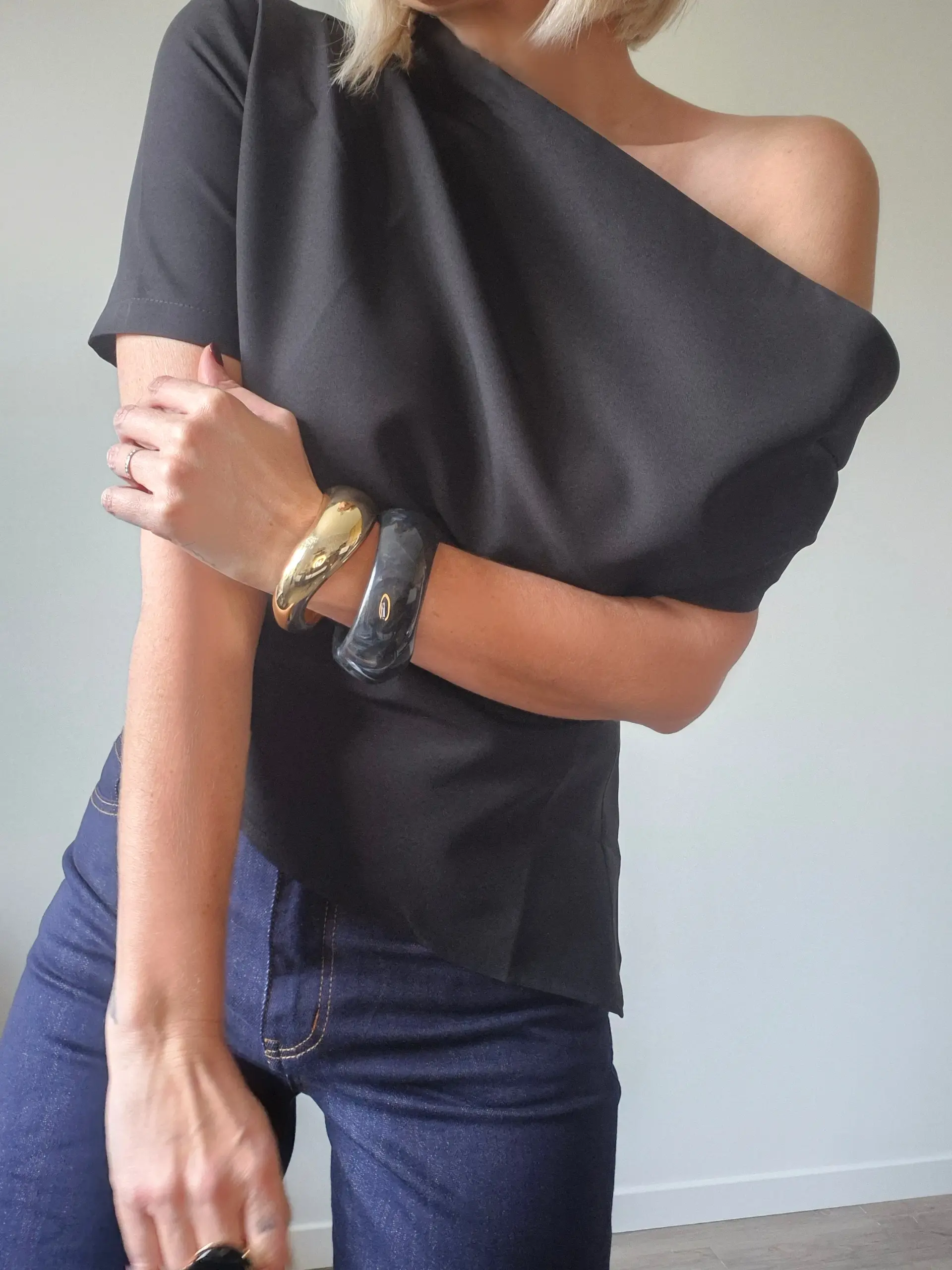 Top "Arlette" – Asymétrique noir, coupe élégante