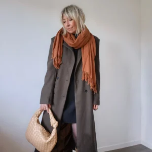 Manteau “Ninon” – Long, chocolat intense, coupe droite élégante