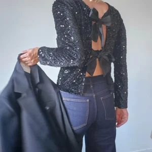 Blouse “Élisa” – Sequins noirs à nœuds satinés (réversible)