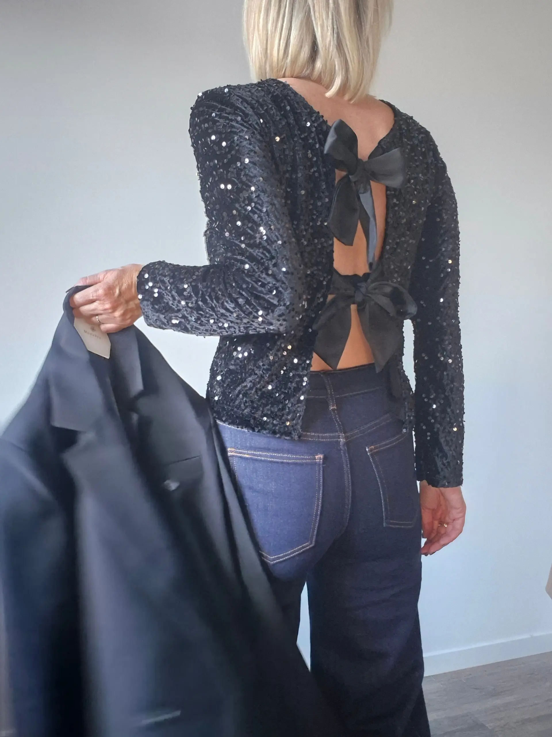 Blouse “Élisa” – Sequins noirs à nœuds satinés (réversible)