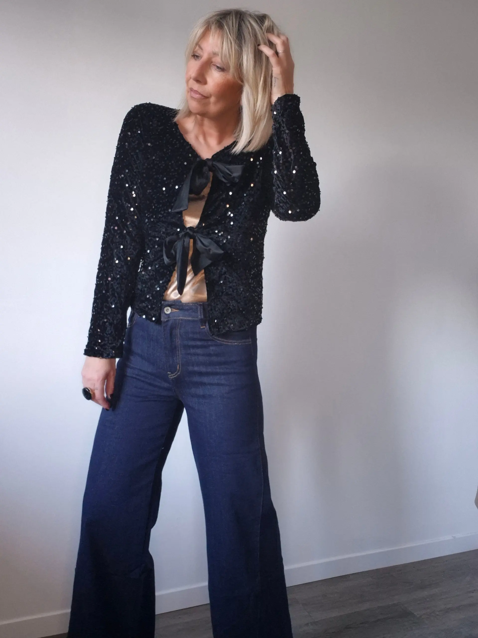 Blouse “Élisa” – Sequins noirs à nœuds satinés (réversible) – Image 3