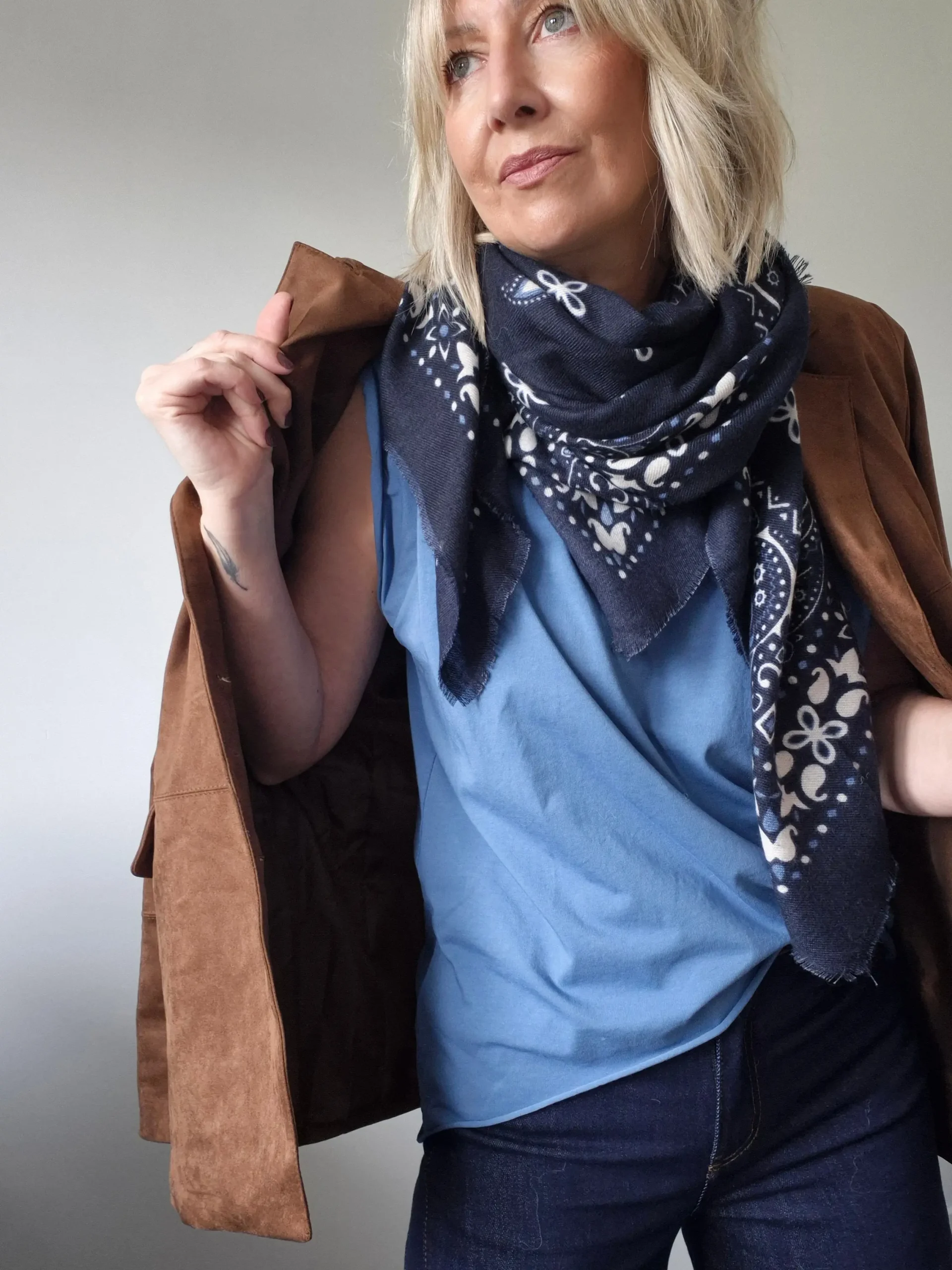 T-shirt Marcel – Oversized col rond bleu – Image 3