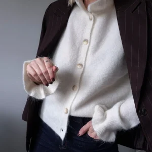Gilet Hortense – Maille douce écrue col victorien