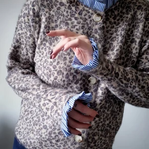 Gilet Léontine léopard col victorien – Détails rayés