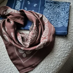 Carré Bandana – Satiné marine ou chocolat