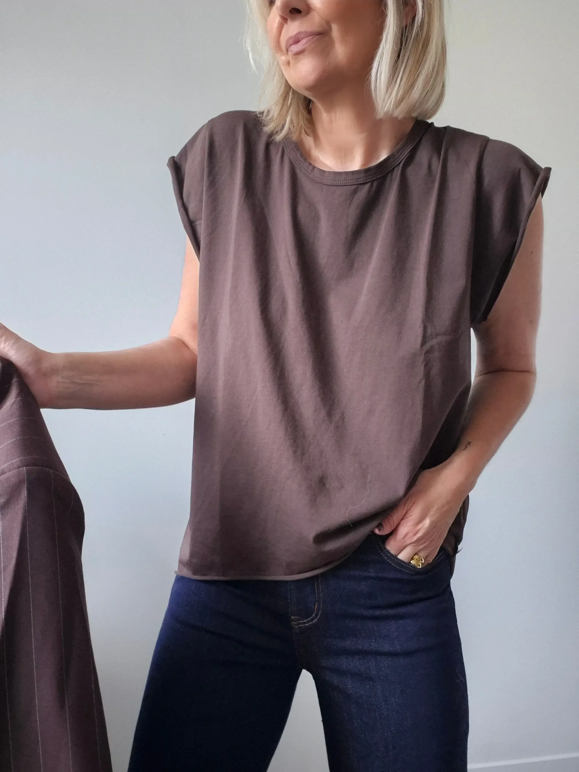 T-shirt Marcel – Oversized col rond marron – Image 2
