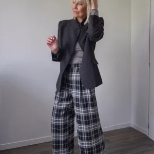 Pantalon large à carreaux Margaux – Taille haute