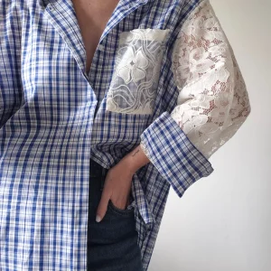 Chemise « Positano » – carreaux & dentelle