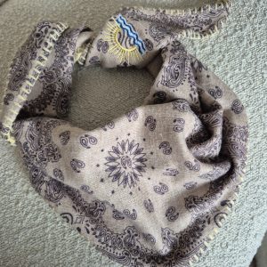 Écharpe triangle “Suzanne” beige bandana