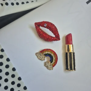 Broche Livia – Bijou fantaisie à strass