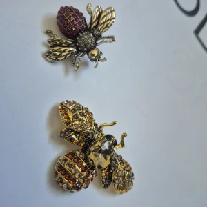 Broche Maya – Abeille à strass