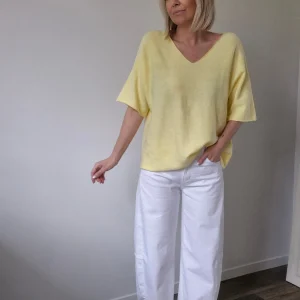 Pull oversize “Mimosa” jaune beurre col V