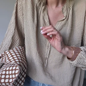 Blouse Romane – Rayures beige en coton gaufré